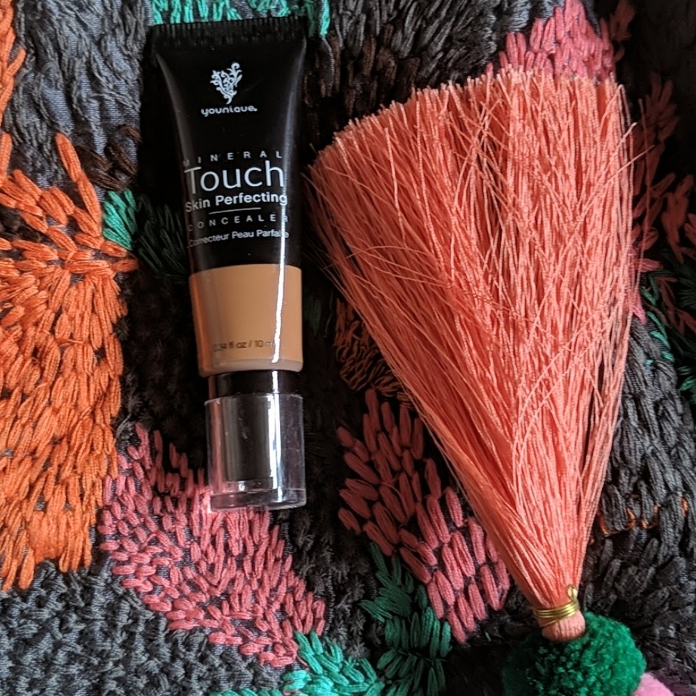 Mineral touch skin perfecting concealer